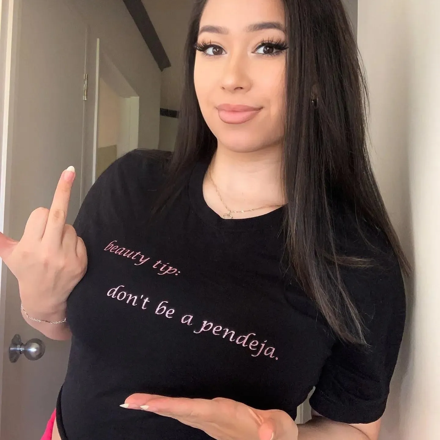'Beauty Tip: Don't Be A Pendeja' ✨️Pink Sparkle Print✨️ Crop Top Shirt - Black - Premium Ring-Spun Cotton