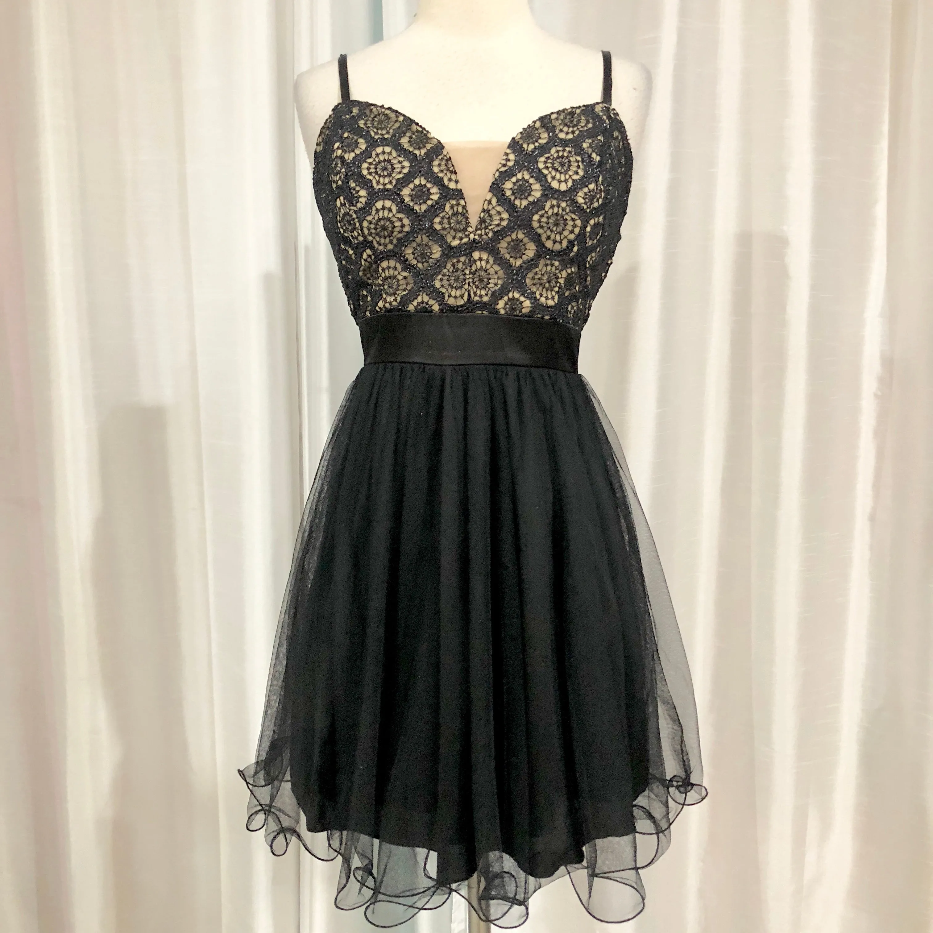 BOUTIQUE Short Black & Nude Gown Size 5
