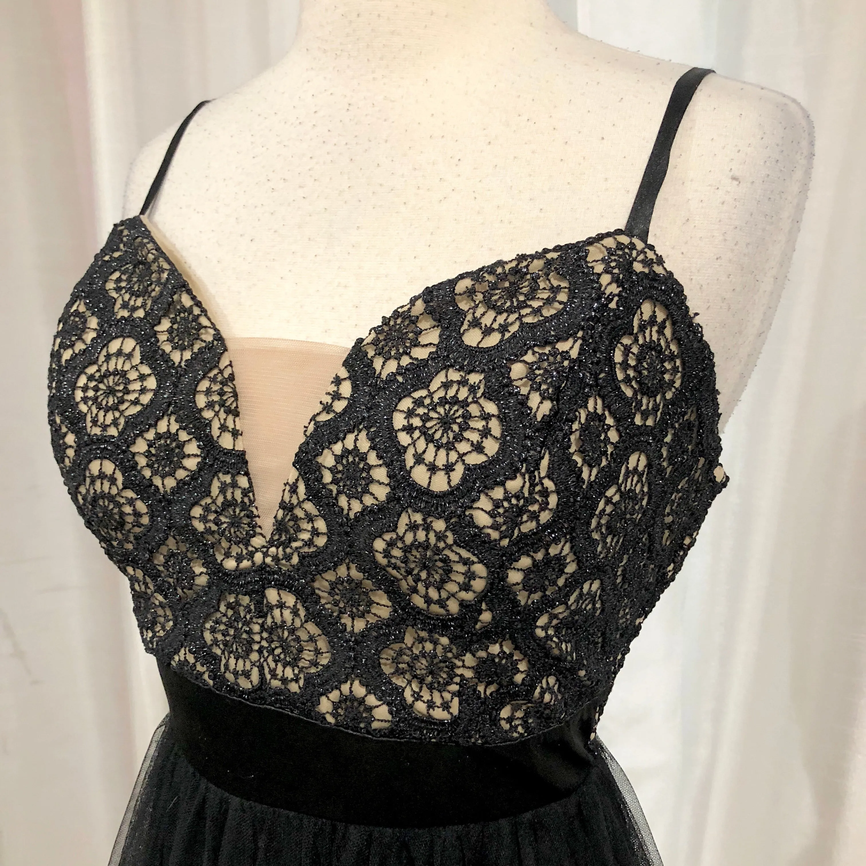 BOUTIQUE Short Black & Nude Gown Size 5