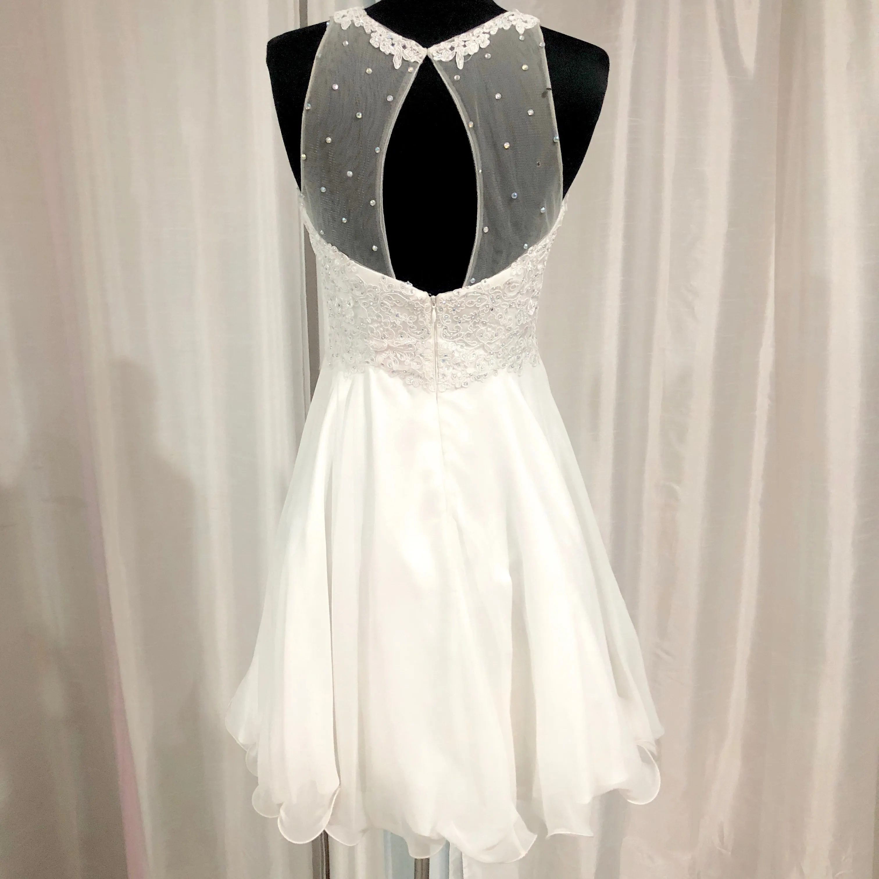 BOUTIQUE Short White Gown Size 4
