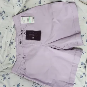 Gloria Vanderbilt Amanda Shorts Size 8 NWT