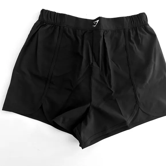 Gymshark M Training Contrast Loose 2.5&quot; Shorts &amp; Scallop Hem Shaped Shorts Set