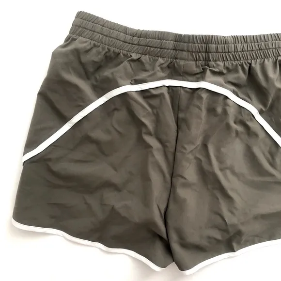 Gymshark M Training Contrast Loose 2.5&quot; Shorts &amp; Scallop Hem Shaped Shorts Set
