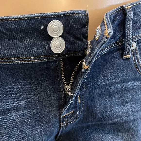 Hudson Croxley Mid Thigh Blue Denim Rolled Cuff Short  Size 26. NWT
