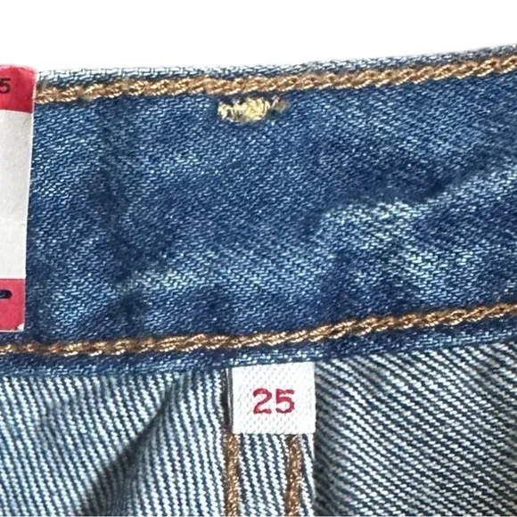 Levi’s Wedgie Shorts Size 25 NWT Blue Medium Wash Cutoff Distressed Classic