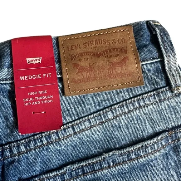 Levi’s Wedgie Shorts Size 25 NWT Blue Medium Wash Cutoff Distressed Classic
