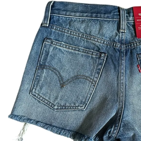 Levi’s Wedgie Shorts Size 25 NWT Blue Medium Wash Cutoff Distressed Classic