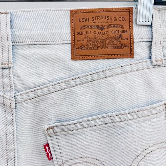 NWOT Levi’s light denim loose wide high waist shorts