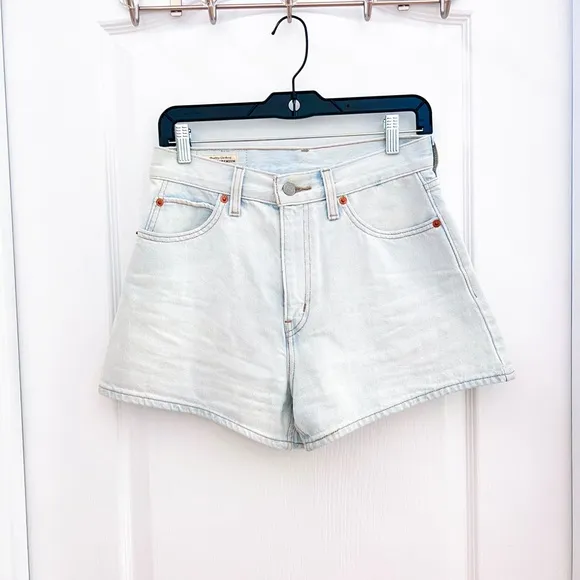 NWOT Levi’s light denim loose wide high waist shorts