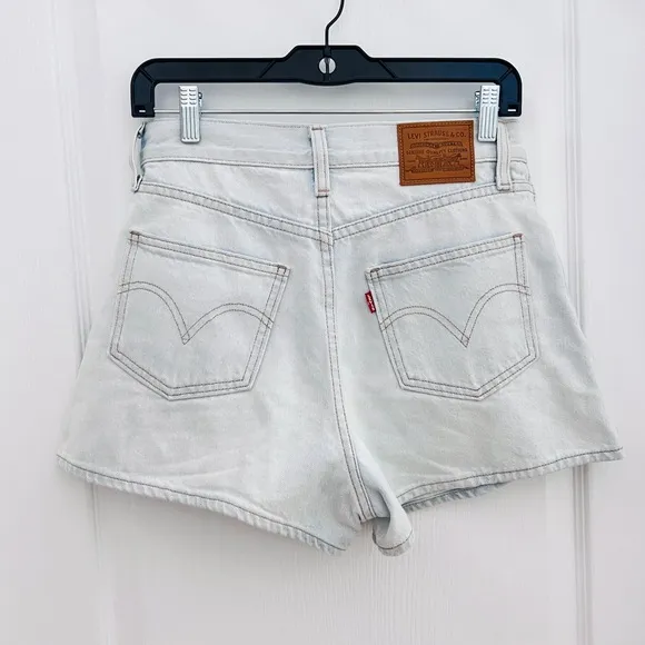 NWOT Levi’s light denim loose wide high waist shorts