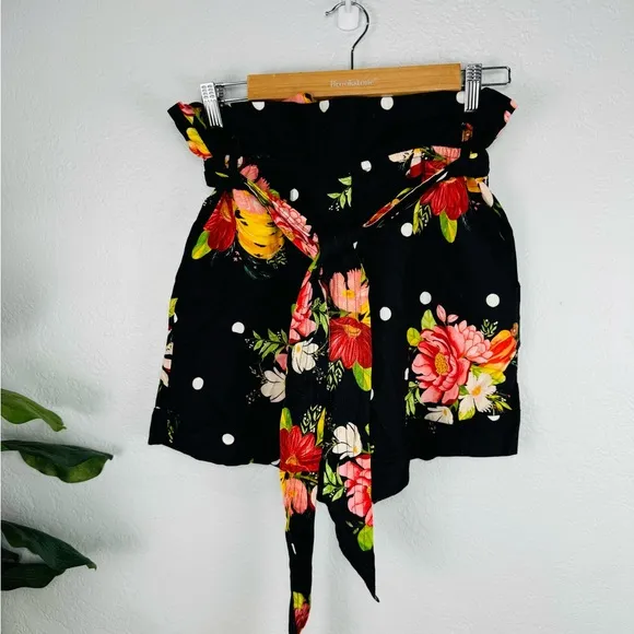 NWT Farm Rio New Nanaju Floral Black Shorts Extra Small Small Linen Blend