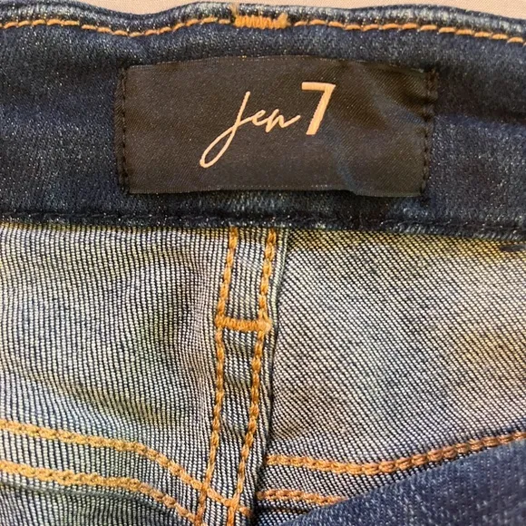 NWT Jen7 by 7 for All Mankind Raw Hem Mid Denim Shorts W/ Sculpting Panel