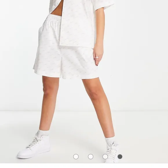 NWT Nike Everyday Modern Women's High-Waisted Woven Shorts, XS
