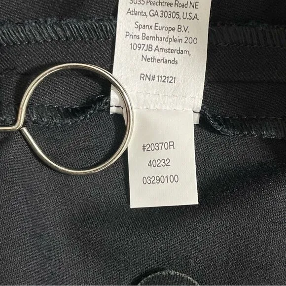 NWT Spanx On-the-Go Shorts Polished Pull On Stretch 6&quot; in Classic Black Size M