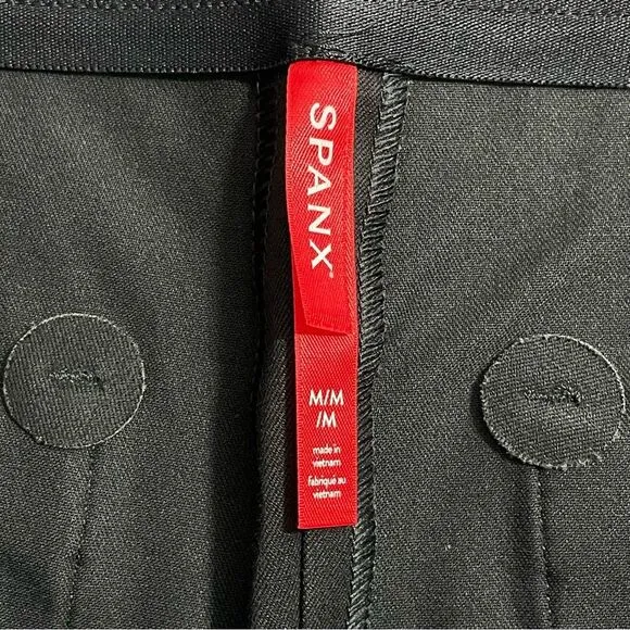 NWT Spanx On-the-Go Shorts Polished Pull On Stretch 6&quot; in Classic Black Size M