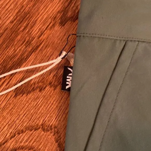 NWT Mountain Khakis green shorts 10 - water repellent, classic fit