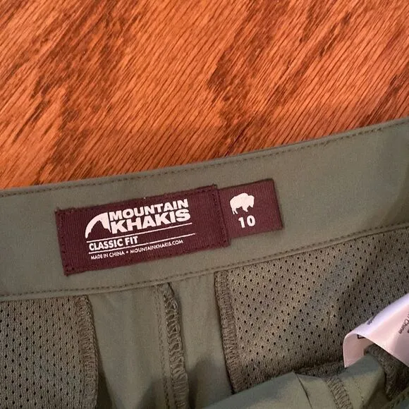 NWT Mountain Khakis green shorts 10 - water repellent, classic fit