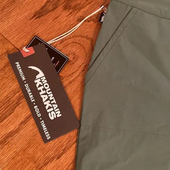NWT Mountain Khakis green shorts 10 - water repellent, classic fit