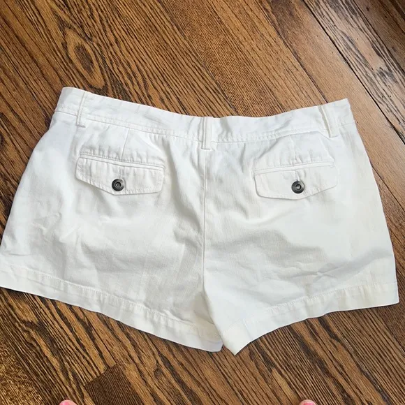 🤍Theory EUC🤍 light cream short shorts. Size 12. PRISTINE!