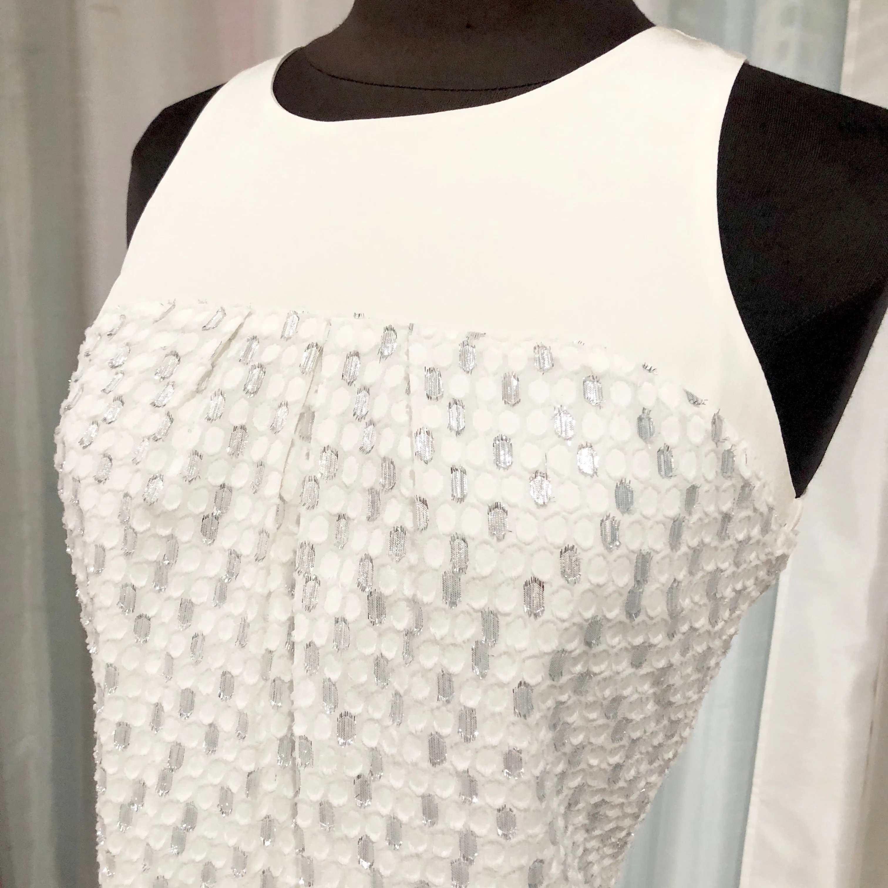 WHITE HOUSE BLACK MARKET Short Off-White & Silver Dress Size 4